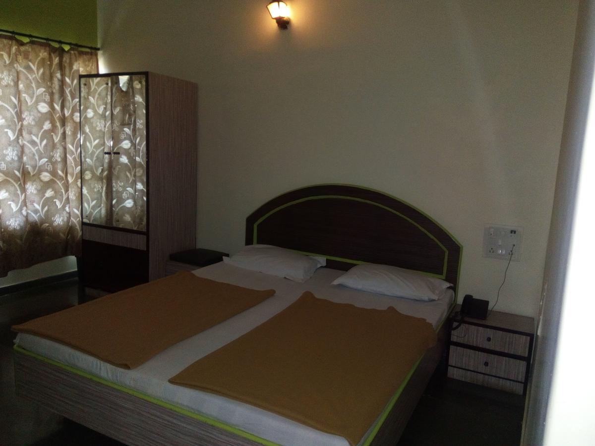 Hotel Guruji Алібаґ Екстер'єр фото